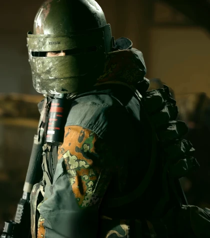 Armored combatant with a narrow helmet visor in MW4 DMZ